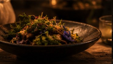 Plat aux herbes et fleurs comestibles